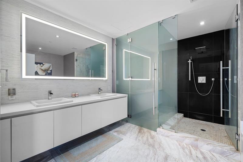 gianpierre giusti meza group listing, unit 1205, paramount, master bathroom