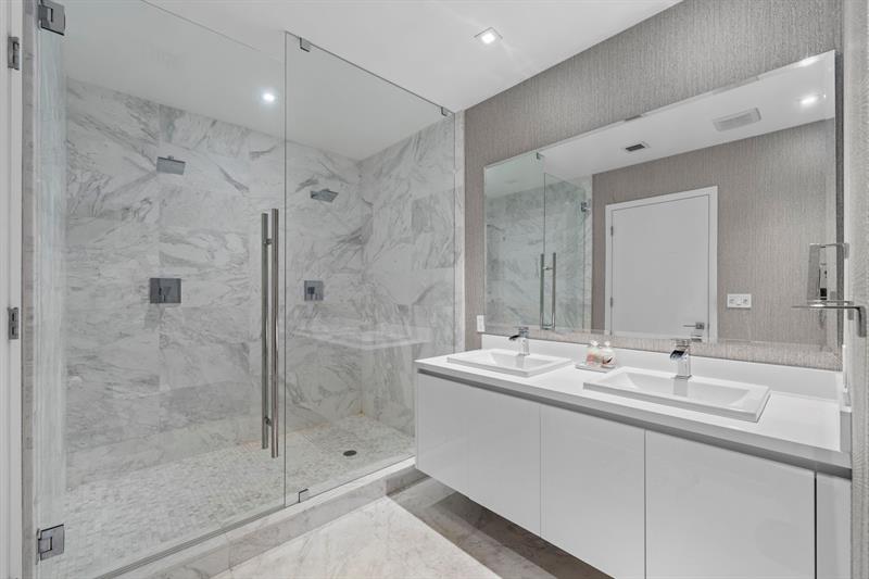 gianpierre giusti meza group listing, unit 1205, paramount, bathroom