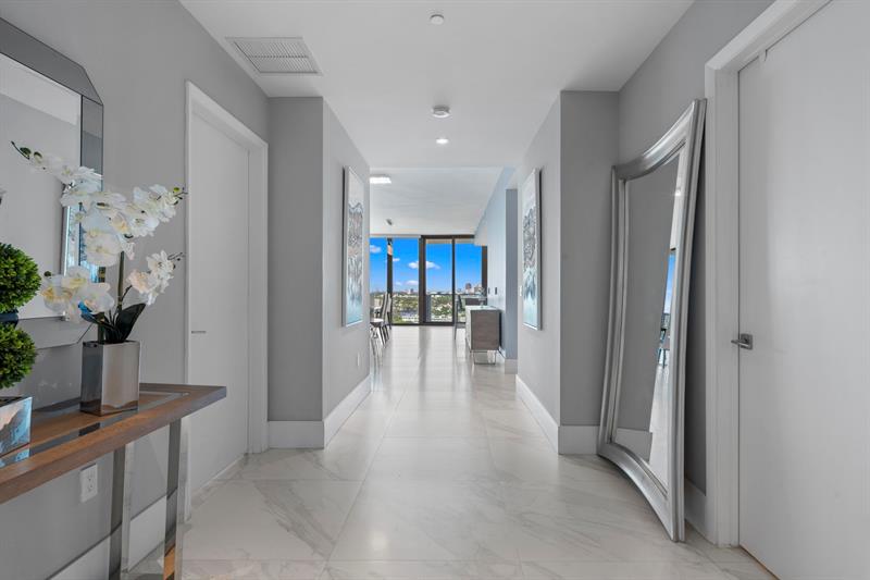 gianpierre giusti meza group listing, unit 1205, foyer entry, paramount